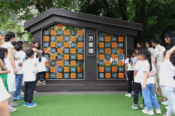 親子游戲”說方言“現(xiàn)場1.jpg
