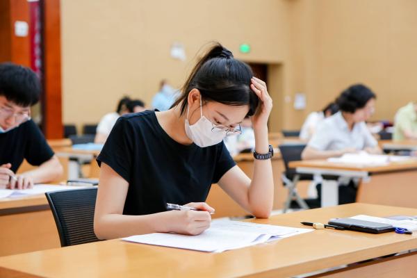 2023年5月28-31日廣東省住房與城鄉(xiāng)建設(shè)行業(yè)化學(xué)檢驗(yàn)員職工職業(yè)技能競(jìng)賽在深圳舉行，由肇水集團(tuán)職工組建的肇慶市住建代表隊(duì)參加競(jìng)賽。圖為來自鼎湖供水的隊(duì)員何楚君在5月28日的理論考試。（競(jìng)賽組委會(huì)供圖）.jpg