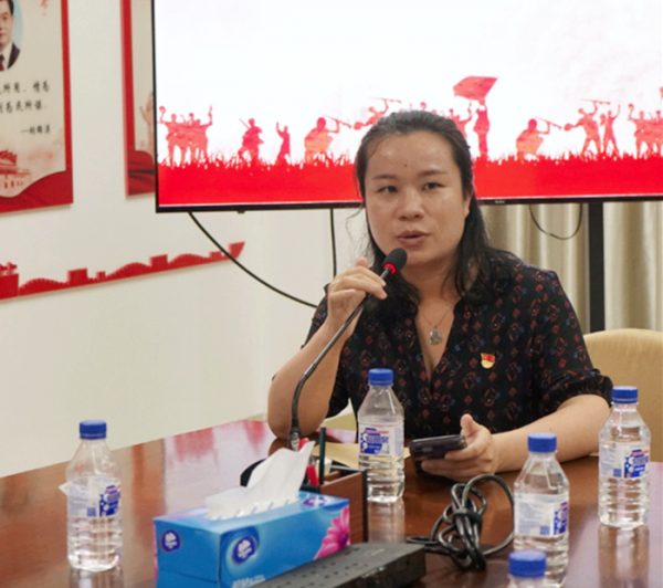 2023年7月27日，肇水發(fā)展開展迎“八一”擁軍優(yōu)屬座談會(huì)暨“憶崢嶸歲月，敬退役軍人”主題黨日活動(dòng)。圖為軍屬梁雯艷作分享交流。（植美雯攝于肇水大樓二樓初心堂）.png