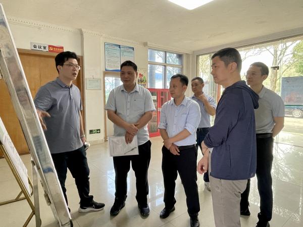 金詩(shī)琥（右二）一行到白沙水廠實(shí)地調(diào)研.jpg